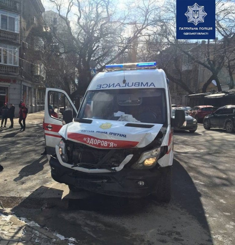 В Приморском районе Одессы автомобиль Mercedes скорой помощи врезался в BMW (фото)