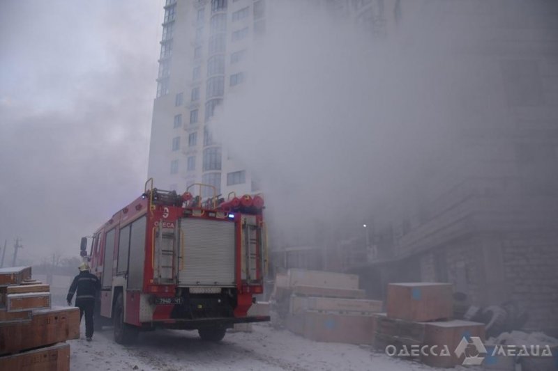 49 одесских спасателей тушили пожар в новостройке: есть труп (фото, видео)