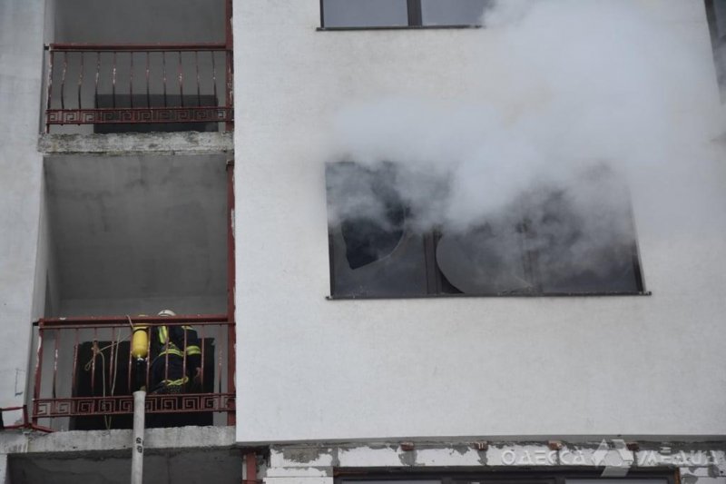 49 одесских спасателей тушили пожар в новостройке: есть труп (фото, видео)