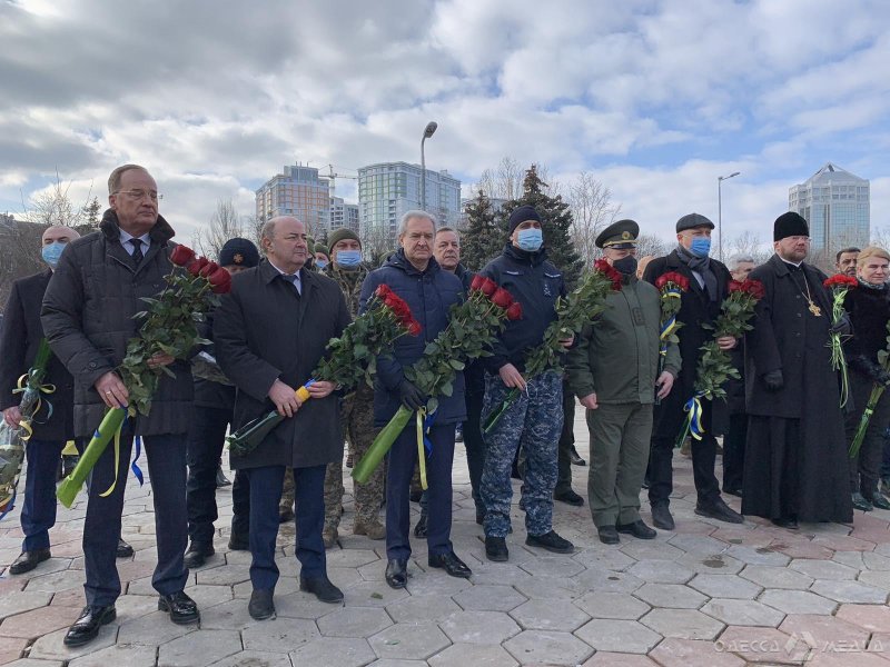 В Одессе состоялась церемония возложения цветов к памятному знаку Героям Небесной Сотни (фоторепортаж)