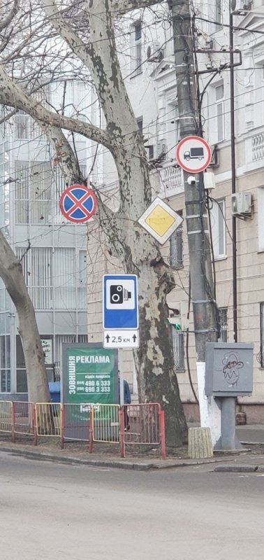 Специалисты КУ «СМЭП» устанавливают в Одессе дорожные знаки «Фотовидеофиксации» (фоторепортаж)