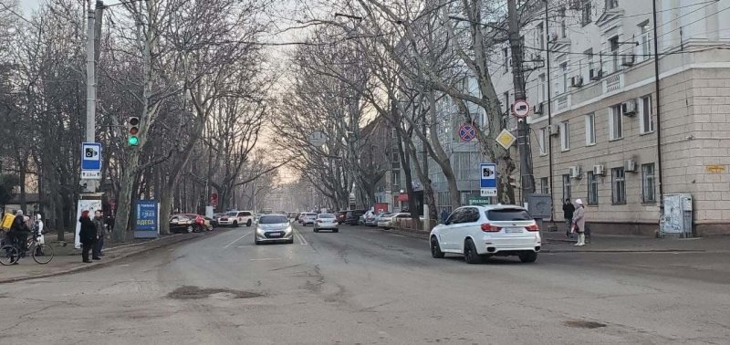Специалисты КУ «СМЭП» устанавливают в Одессе дорожные знаки «Фотовидеофиксации» (фоторепортаж)