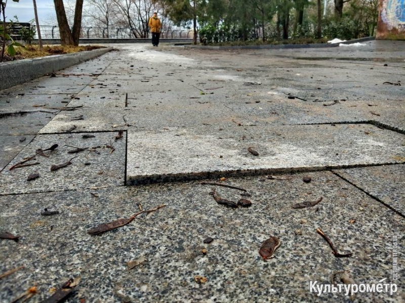 На бульваре Жванецкого плитка “поплыла” через полгода после ремонта (фото)