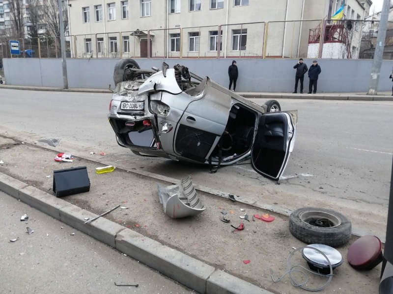В Одессе в результате столкновения автомобиля с троллейбусом женщина угодила в больницу (фото)
