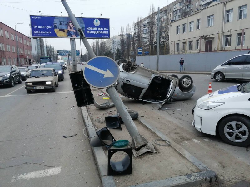 В Одессе в результате столкновения автомобиля с троллейбусом женщина угодила в больницу (фото)