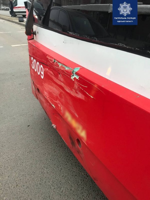 На Балковской Daewoo Matiz выехал на красный сигнал светофора и столкнулся с троллейбусом (фото)