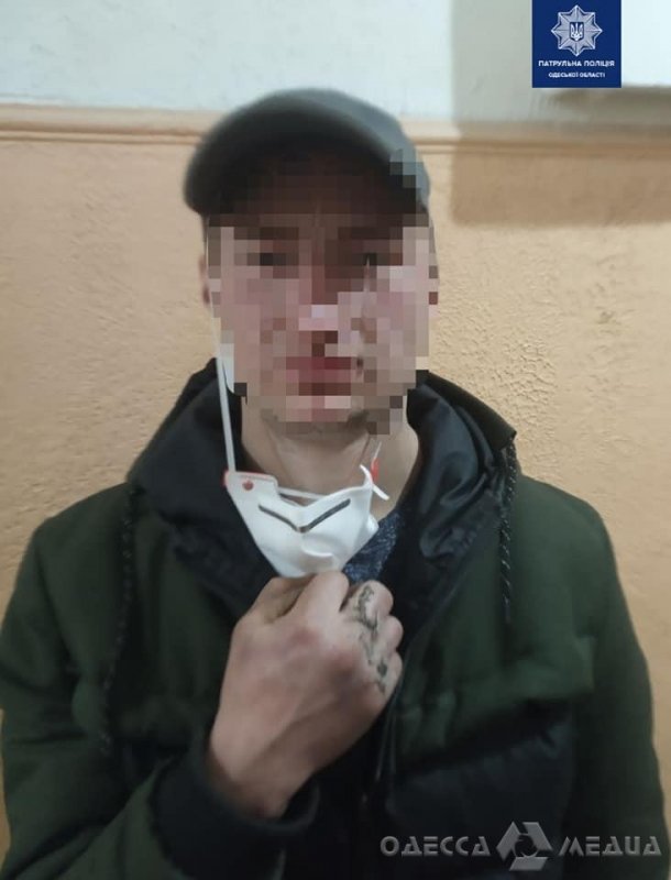 Одесские патрульные по горячим следам задержали лиц, вероятно, причастных к ограблению (фото)