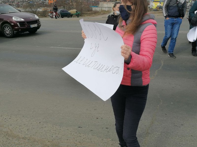 На окраине Одессы жители посёлка Шевченко-3 перекрыли объездную дорогу (фоторепортаж)
