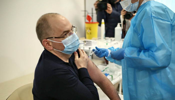 Министр здравоохранения вакцинировался от коронавируса в прямом эфире