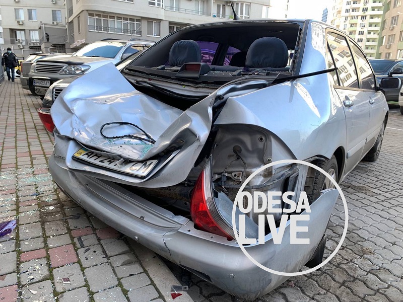 В Одессе человек упал с 23 этажа на автомобиль (фото)