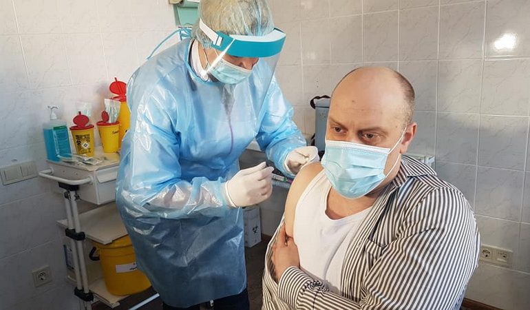 Показали пример: в Одесской области сотрудники облздрава вакцинировались от COVID-19