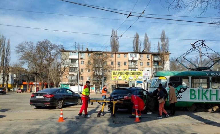 В Одессе автомобиль заехал под трамвай: временно приостановлено движение маршрутов №3,13,27