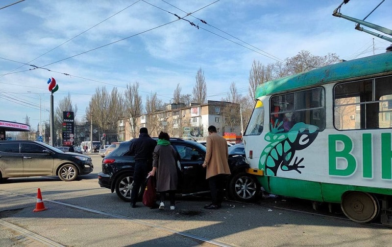 В Одессе автомобиль заехал под трамвай: временно приостановлено движение маршрутов №3,13,27