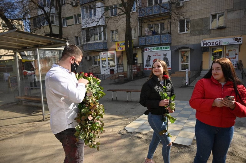 В Одессе в троллейбусе женщинам дарили розы (фото)