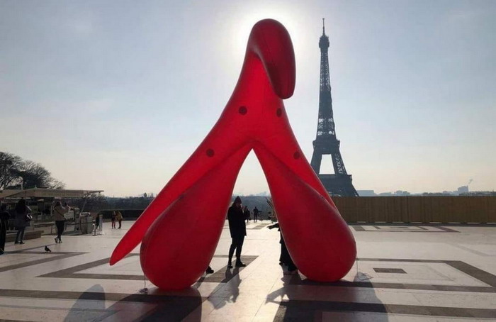 В Париже у Эйфелевой башни установили гигантский клитор (фото)