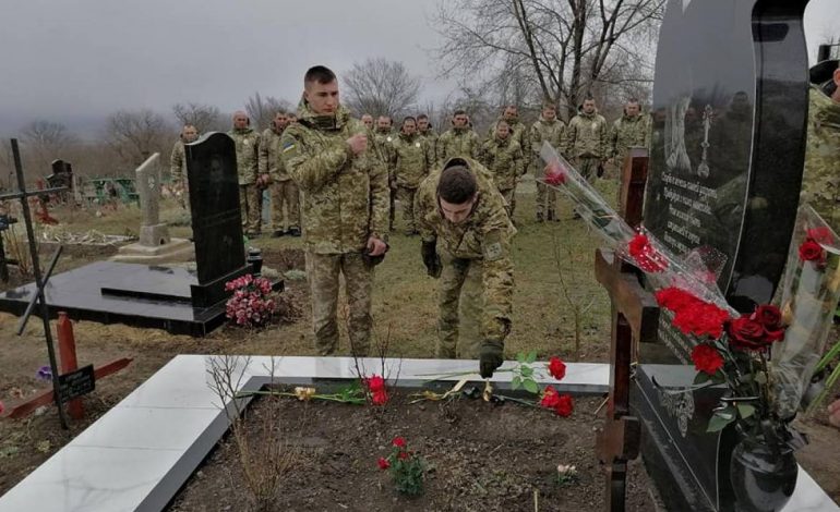 Пограничники Белгорода-Днестровского почтили память побратима