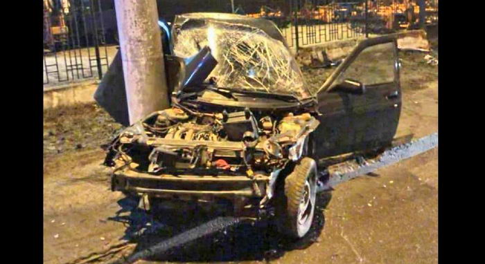 Пьяный одессит уничтожил свой автомобиль об столб, а сам не пострадал