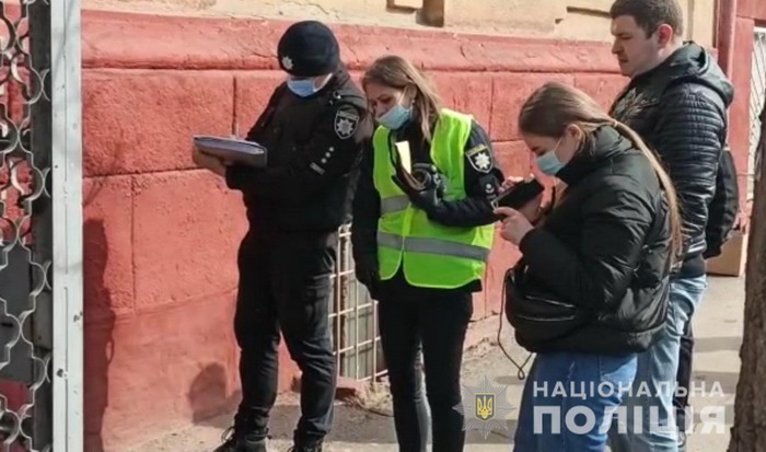В центре Одессы нашли труп женщины в мешке у входа в школу