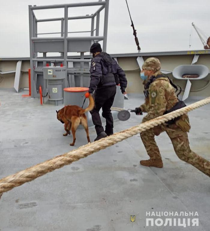 Сообщение о минировании судна в Одесском порту не подтвердилось (фото)