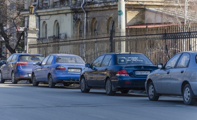 В Одессе Строгановский мост превратили в парковку автомобилей (фотофакт)