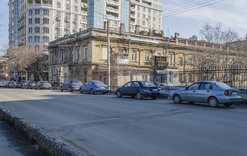 В Одессе Строгановский мост превратили в парковку автомобилей (фотофакт)