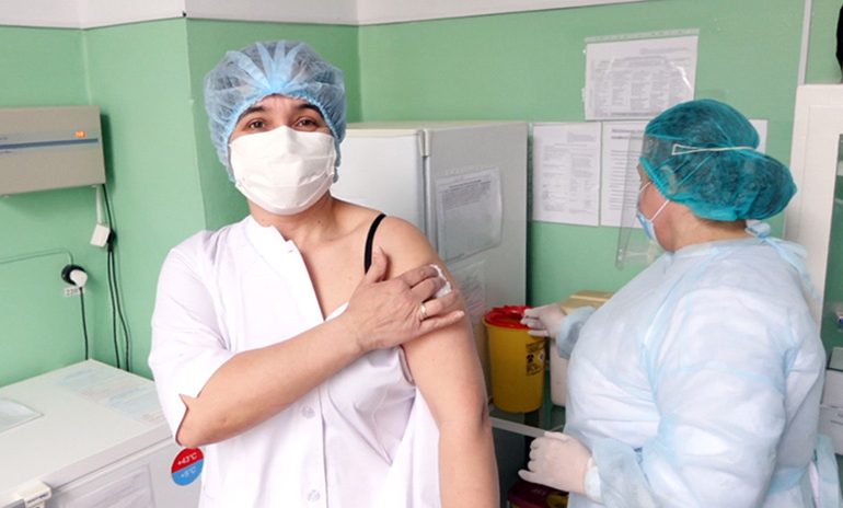 В Болграде вакцинировались первые десять медработников