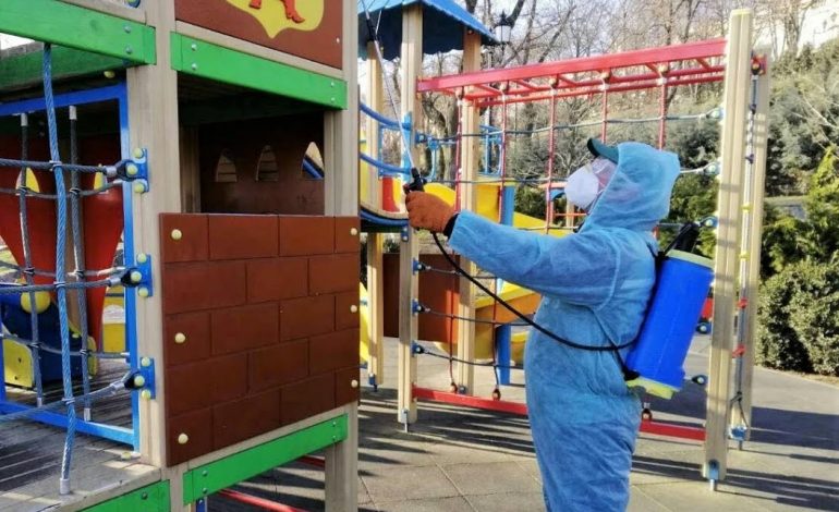 В Одессе детские площадки обрабатывают дезинфицирующими растворами