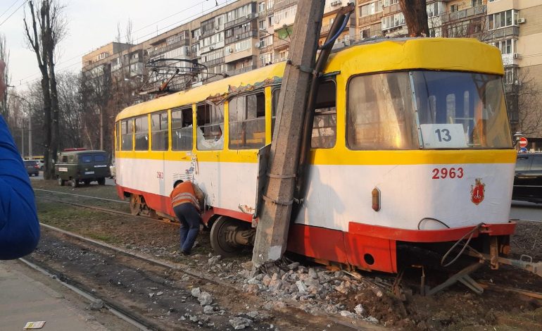 В Одессе трамвай сошел с рельсов и влетел в столб
