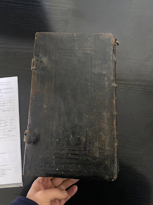 Одесские таможенники нашли 250-летнюю книгу в грузовике (фото)