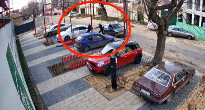На Таирова двое разбойников с пистолетом отобрали сумку с 900 тыс. гривен (видео)