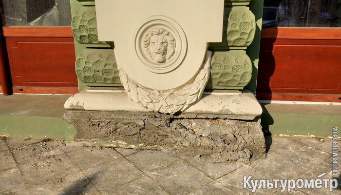 Дом Руссова после зимы: отпала штукатурка и проваливается плитка