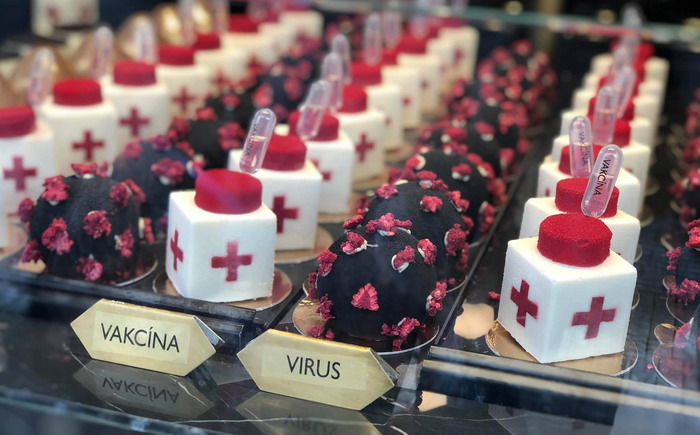 В Праге создали кондитерские “вакцину” и “коронавирус” (фото)