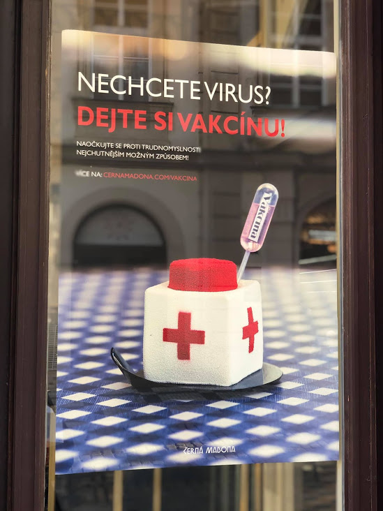 В Праге создали кондитерские “вакцину” и “коронавирус” (фото)