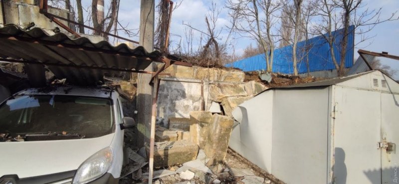 На Молдаванке автомобиль Lexus раздавило бетонным забором