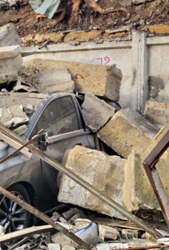 На Молдаванке автомобиль Lexus раздавило бетонным забором