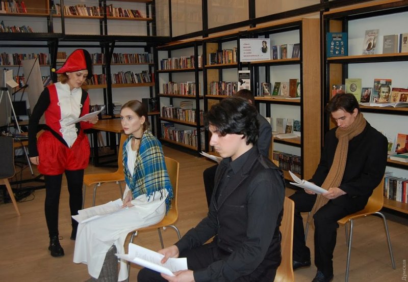 Одесскую библиотеку на один вечер превратили в театр (фото)