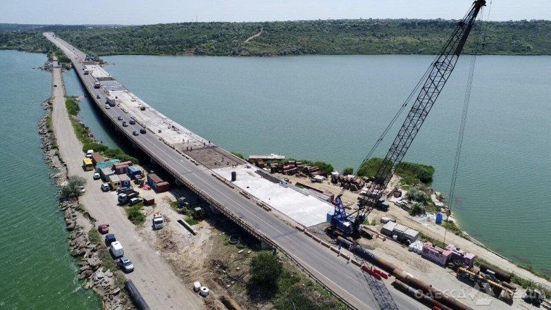 Капитальный ремонт моста в Одесской области не прекращается (видео)