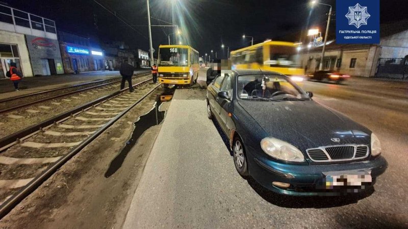 На Николаевской дороге маршрутка попала в ДТП: ее отбросило на трамвай