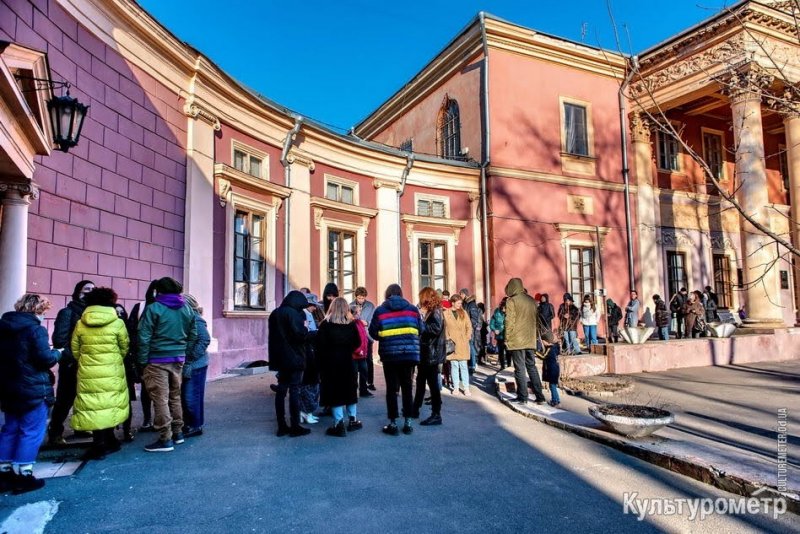 Одесситы стояли по 30 минут в очереди, чтобы посмотреть на картины новой выставки (фото)