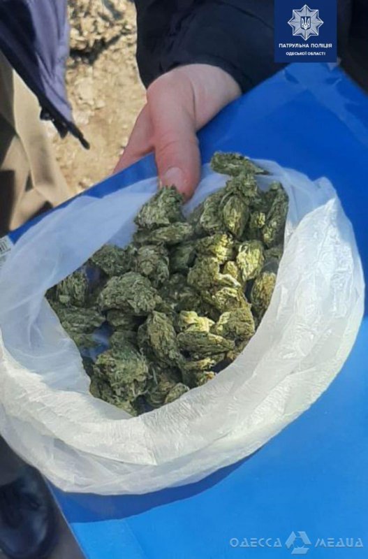 В Одессе «доставщик» наркотиков на мопеде попался с «товаром» (фото)