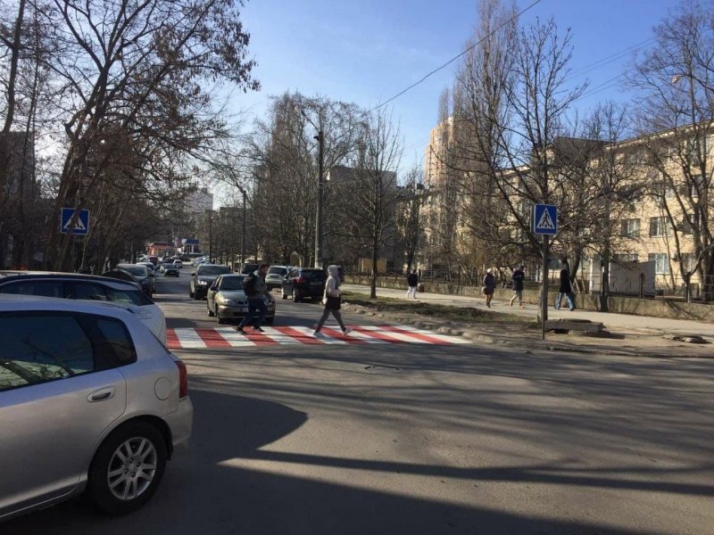 В Одессе обновляют разметки на пешеходных переходах
