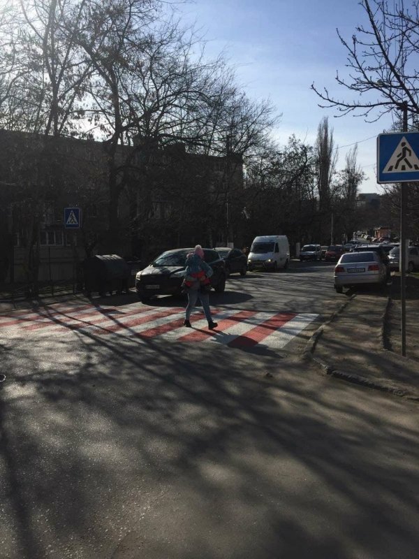 В Одессе обновляют разметки на пешеходных переходах