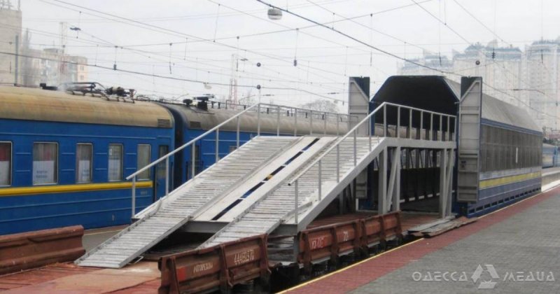 «Укрзализныця» возобновляет курсирование вагонов-автомобилевозов в направлении Одессы