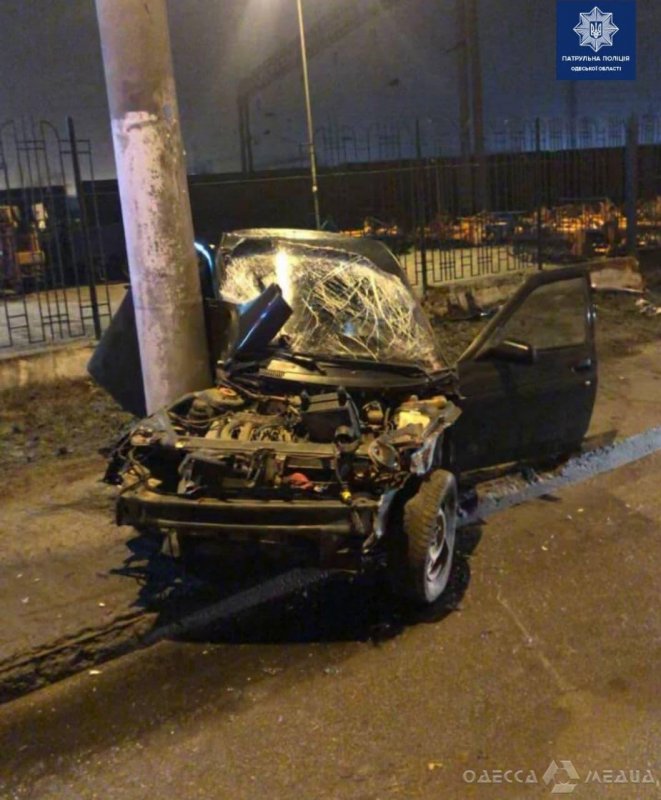 Не выбрал безопасную скорость: на Атамана Головатого пьяный водитель ВАЗ 21104 врезался в столб (фото)