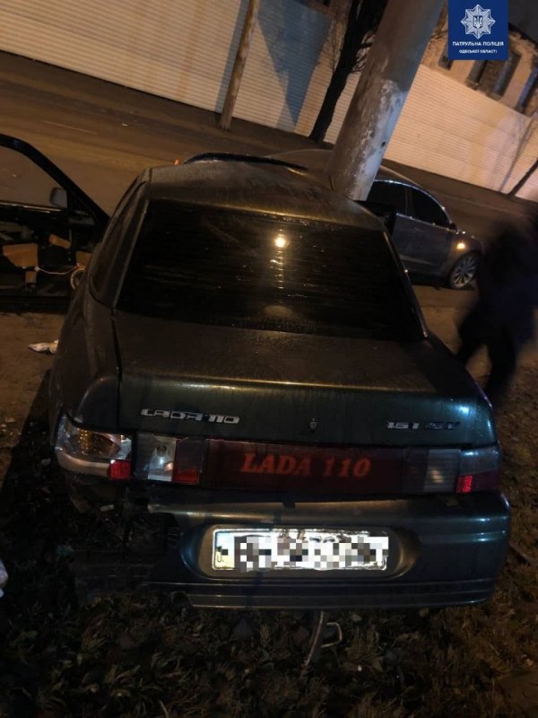 Не выбрал безопасную скорость: на Атамана Головатого пьяный водитель ВАЗ 21104 врезался в столб (фото)