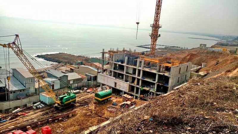 На пляже в Крыжановке строят 16-этажку в оползнеопасной зоне