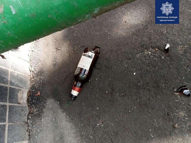 На поселке Котовского пьяный за рулем врезался в авто, разбил бутылкой стекло и сбежал