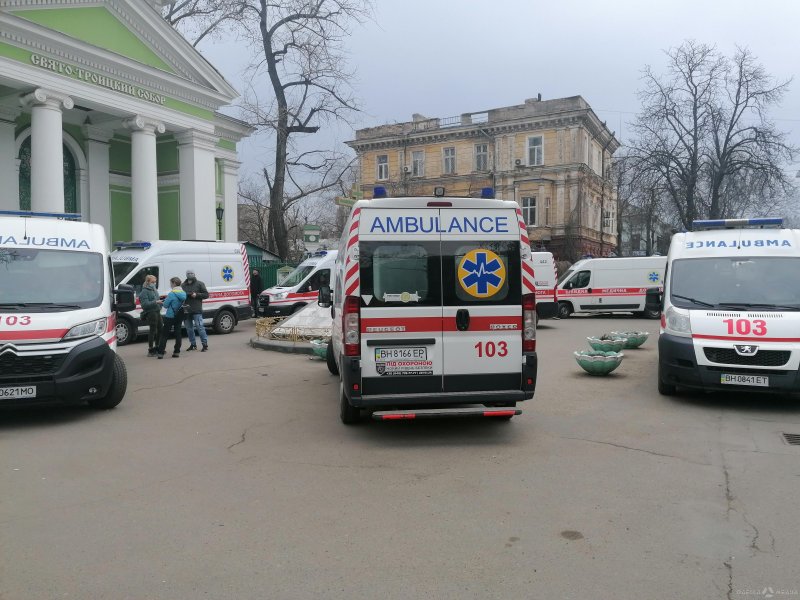 У одесской ГКБ №5 снова очередь из автомобилей скорой помощи с больными коронавирусом (фото)