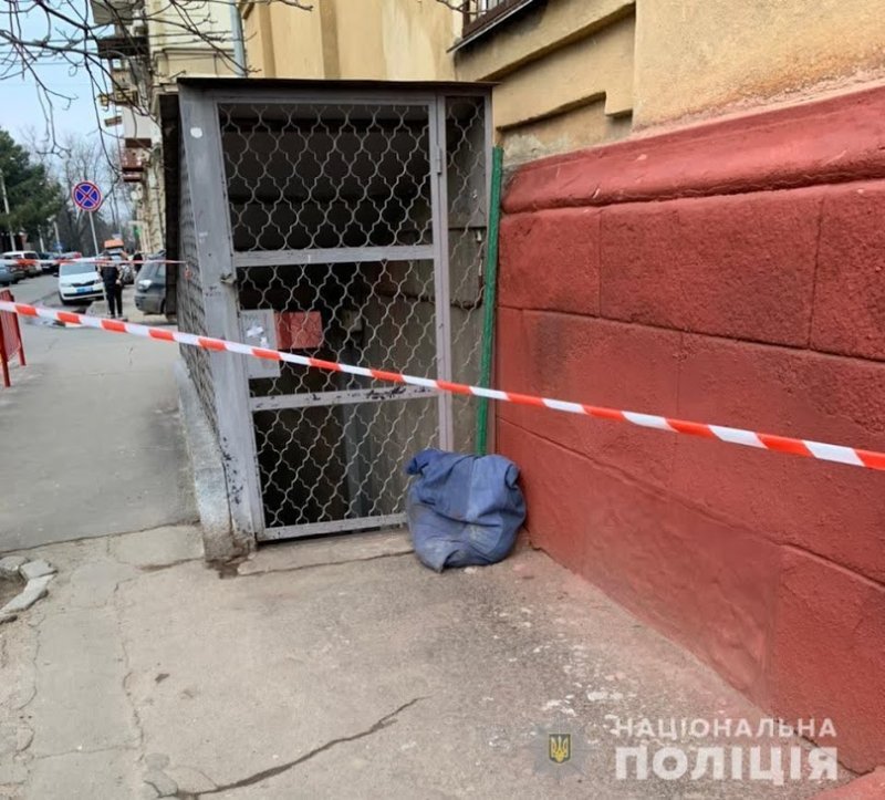 В центре Одессы нашли труп женщины в мешке у входа в школу