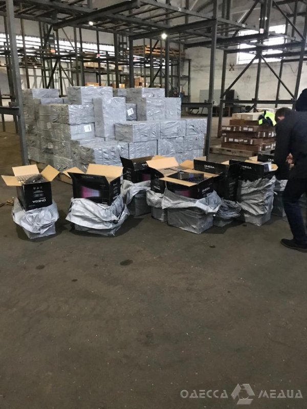 Незаконный перелет «Омеги»:  в аэропорту «Одесса» обнаружена крупная партия контрабанды табачных изделий (фоторепортаж)